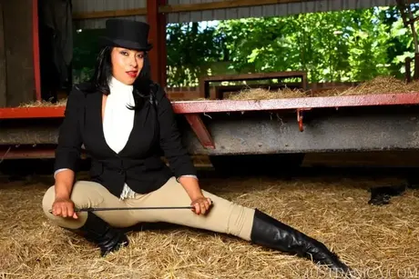 Danica Collins, sexy MILF, pracuje bez jezdeckého vybavení na farmě