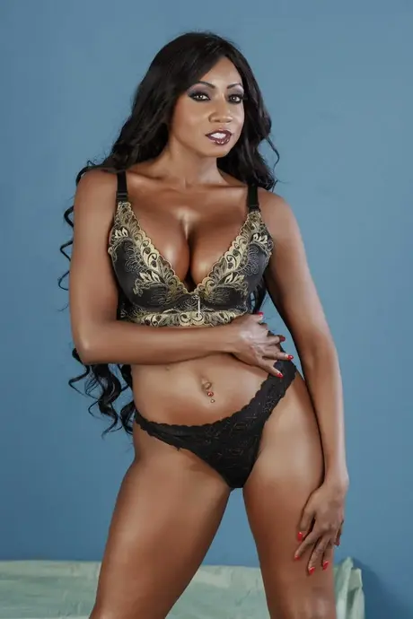 Diamond Jackson、美しいebony MILFがハイヒールでセクシーなストリップを披露