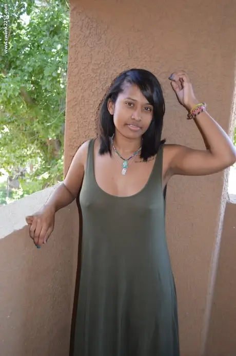 Diana Braset dévoile ses seins naturels et sa chatte poilue sur une terrasse