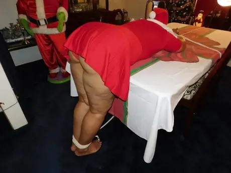 Ebony BBW sidottuna pöydälle jouluna, alusvaatteet paljastettuina