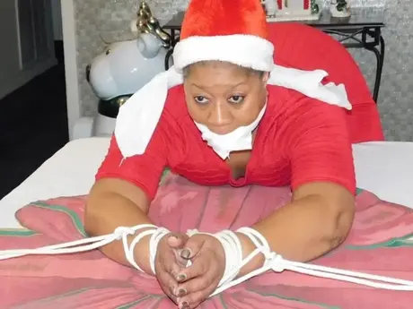 Ebony BBW sidottuna pöydälle jouluna, alusvaatteet paljastettuina