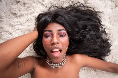 Ebonyskønhed tager en stor pik i munden og bliver knaldet i interracial POV