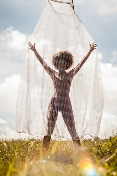 Tmavá brunetka, modelka Ivi Pizzott na safari, ukazuje svá pěkná prsa