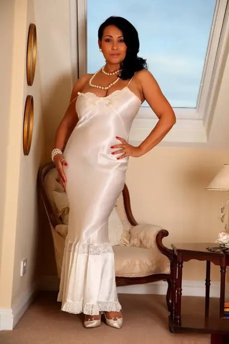 Elegantní zralá žena Danica Collins odhaluje velká prsa a vulvu z hedvábné noční košile