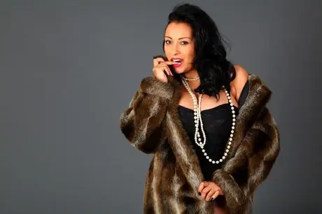 Elegantní zralá žena Danica Collins odhaluje svá velká prsa a ochlupení z kožichu