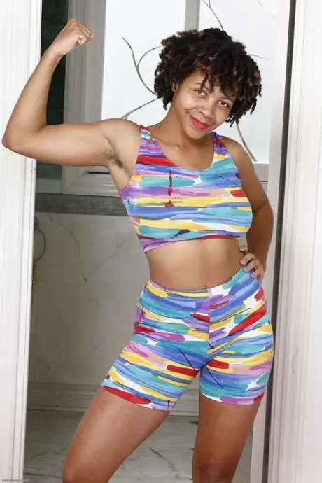 La modella esordiente Oya mostra il suo pube peloso dopo essersi spogliata