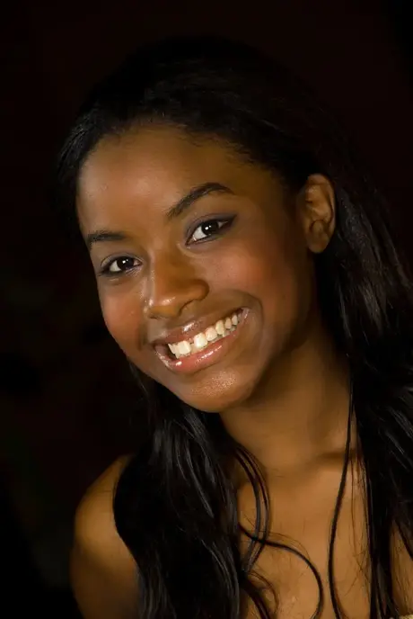 Die wunderschöne Ebony Jayden Blare enthüllt ihre atemberaubenden Brüste und befriedigt sich mit einem Dildo
