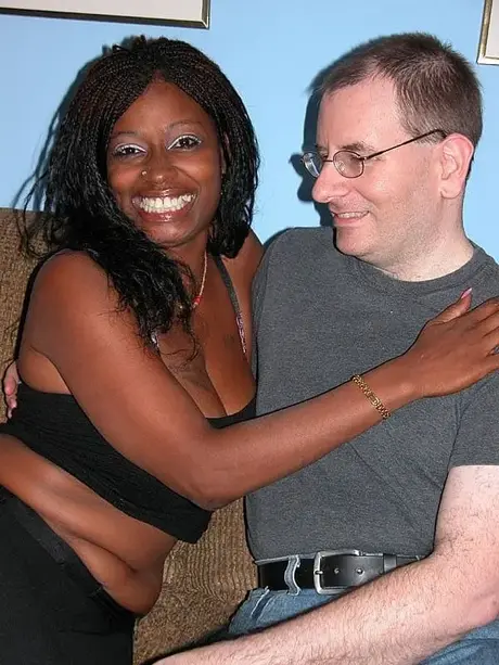 Honey, roztomilá zralá ebony s velkým zadkem, si bere bílého ptáka do úst