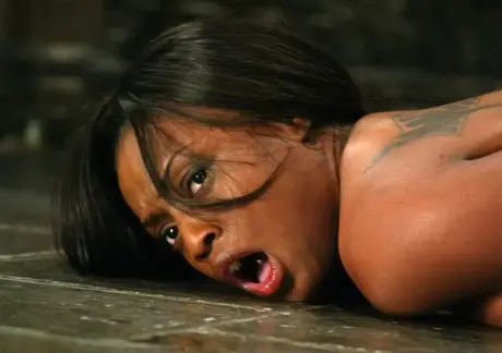 Jada Fire 被绳子捆绑后独自留下