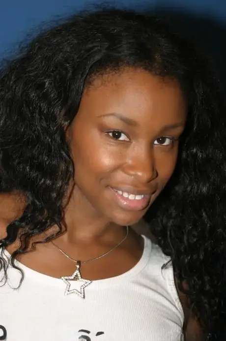 Kianna Jayde, en ibenholtsskønhed, spytter sæd ud efter gloryhole-sex med en hvid pik