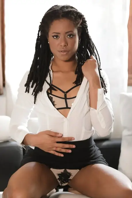 Kira Noir en Brandi Love kleden zich om de beurt uit in zwart-wit
