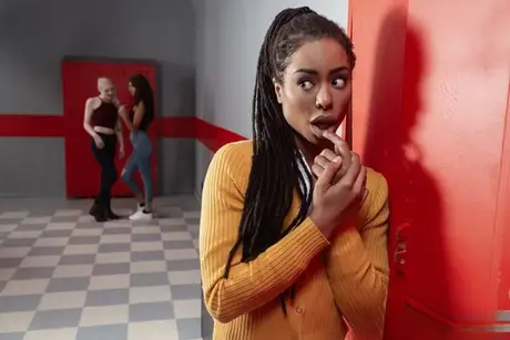 Kira Noir viene martellata forte da uno stallone attraente nello spogliatoio