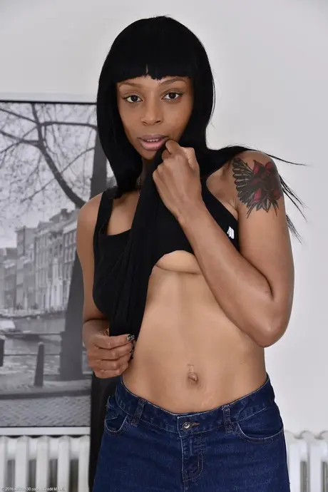 Lola Marie, tmavá MILF, se svlékne až na vysoké podpatky a chytne si svůj nahý zadek
