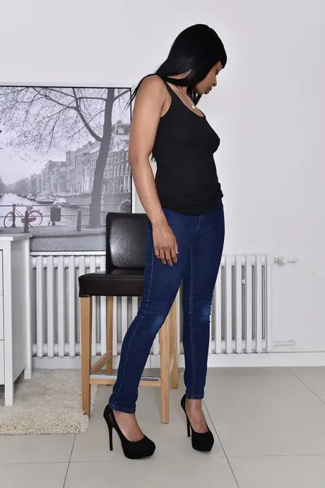 Lola Marie, tmavá MILF, se svlékne až na vysoké podpatky a chytne si svůj nahý zadek