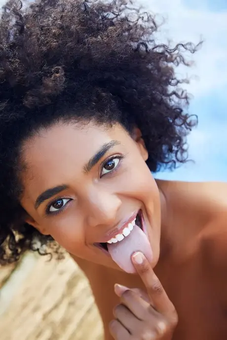 Luna C, půvabná ebony teenagerka, roztahuje svou úzkou píču v žhavém outdoorovém striptýzu