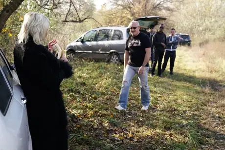 Moden blond kvinde spiser en banan før en gangbang på landet