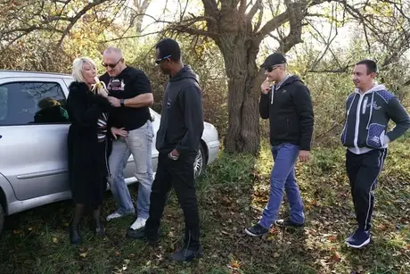Moden blond kvinde spiser en banan før en gangbang på landet