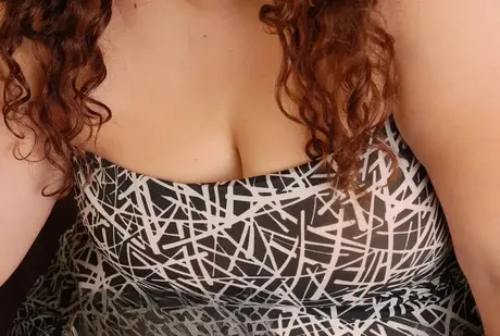 成熟乌木SSBBW Vanessa在教室里展示她的阴部