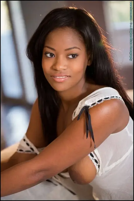 Monique Symone, splendida donna nera con seni naturali, mostra la sua figa rasata