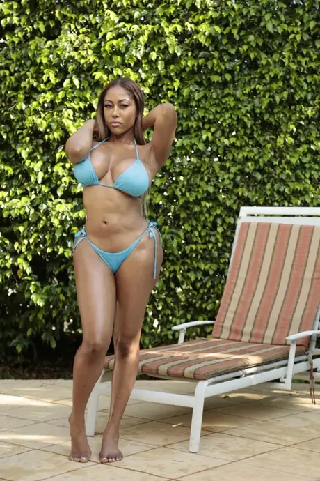 Moriah Mills vklouzne z bikini a odhalí svá velká prsa a velký zadek