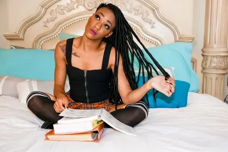 Nikki Darling, en sort universitetsstuderende, forfører sin professor i et sidste forsøg på at bestå