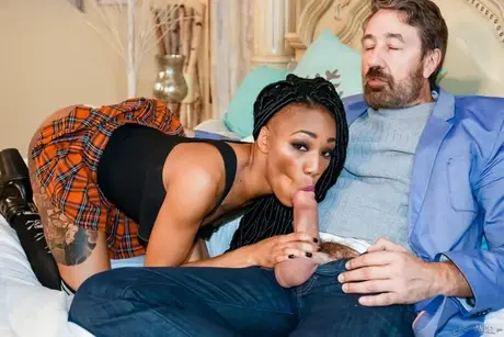 Nikki Darling dostává cumshot s otevřenými ústy po análním sexu