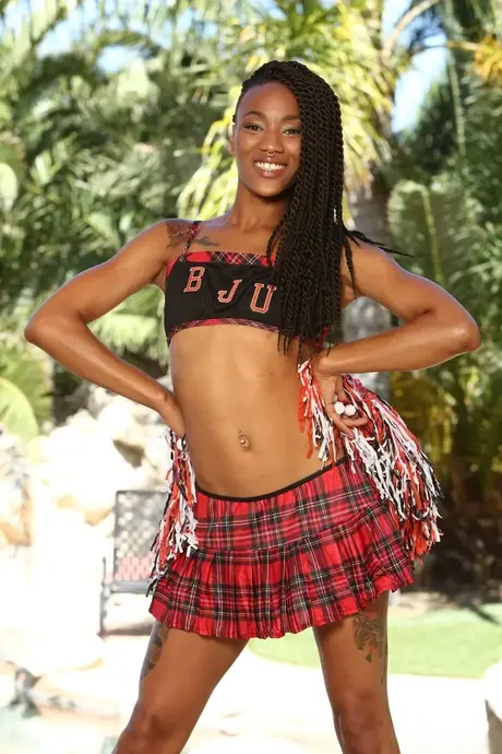 Nikki Darling, de slanke zwarte cheerleader, onthult haar kleine borsten