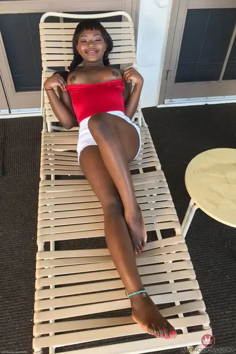 Noemie Bilas, zierliche Ebony, zeigt ihre Brüste, ihre Vagina und ihre Füße in einem Solo-Set
