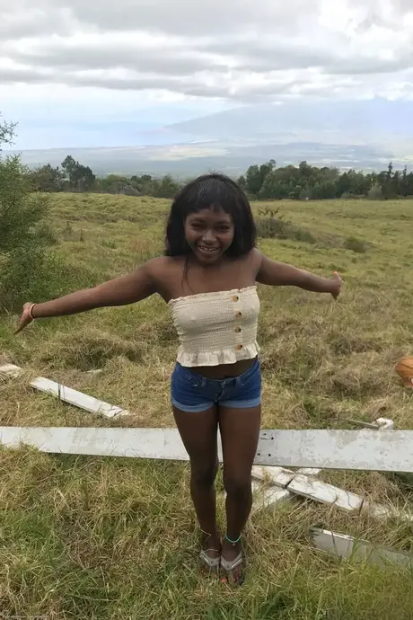 Noemie Bilas, zierliche Ebony, zeigt ihre Brüste, ihre Vagina und ihre Füße in einem Solo-Set