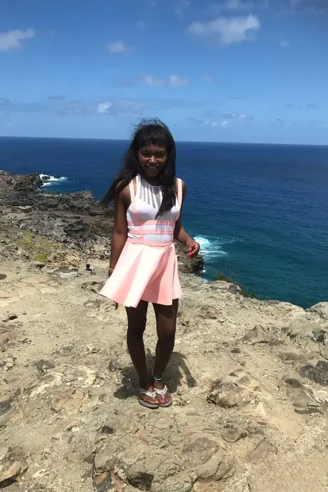 Noemie Bilas, pequeña ébano, muestra sus pechos, vagina y pies en un set en solitario