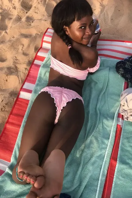 Noemie Bilas, zierliche Ebony, zeigt ihre Brüste, ihre Vagina und ihre Füße in einem Solo-Set