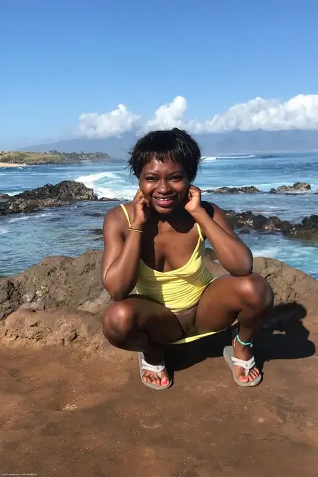 Noemie Bilas, zierliche Ebony, zeigt ihre Brüste, ihre Vagina und ihre Füße in einem Solo-Set