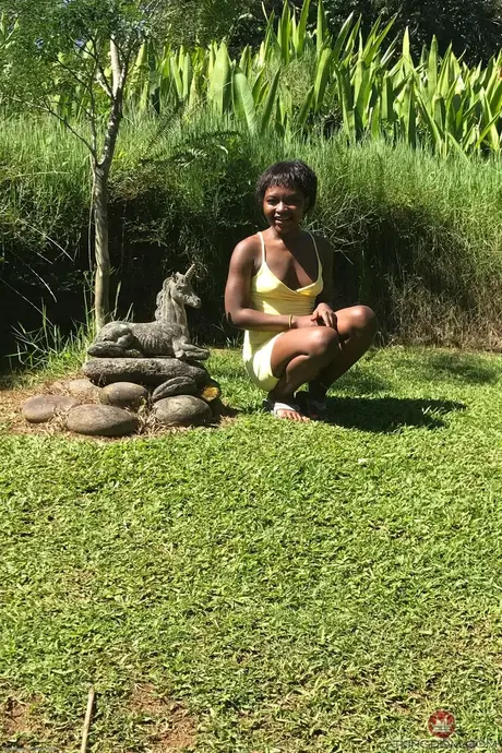 Noemie Bilas, zierliche Ebony, zeigt ihre Brüste, ihre Vagina und ihre Füße in einem Solo-Set