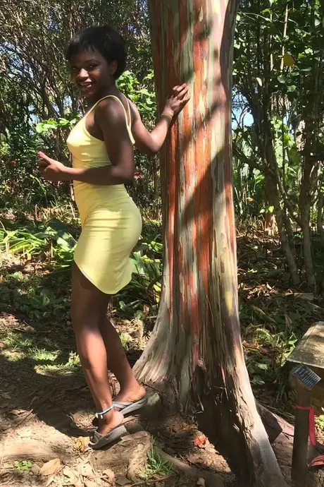 Noemie Bilas, zierliche Ebony, zeigt ihre Brüste, ihre Vagina und ihre Füße in einem Solo-Set
