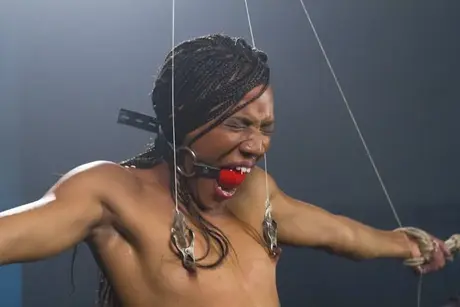 Nahá černoška snáší zvrácené bondage hry v kobce