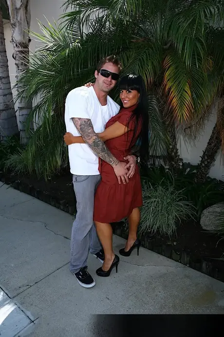 Pornohvězda šoustá brunetu MILF Mahina Zaltana ve scéně paroháče
