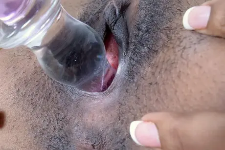Raven Wylde, nadržená Afroameričanka teenagerka, používá skleněnou hračku na své ebenové píčce