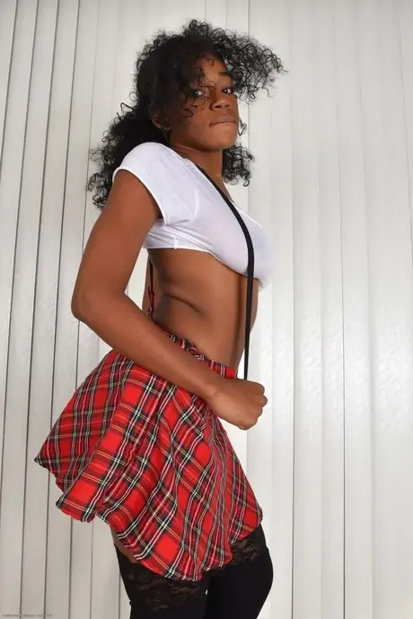 Rea Quinn, une femme noire, retire sa tenue d'écolière pour une séance photo nue