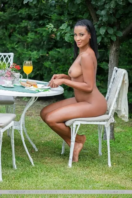 Samantha Cruuz, beauté ébène, se déshabille en plein air dans un jardin