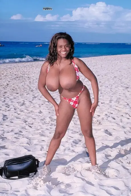 Sammie Black, ebony MILF, hladí svá obrovská prsa na pláži