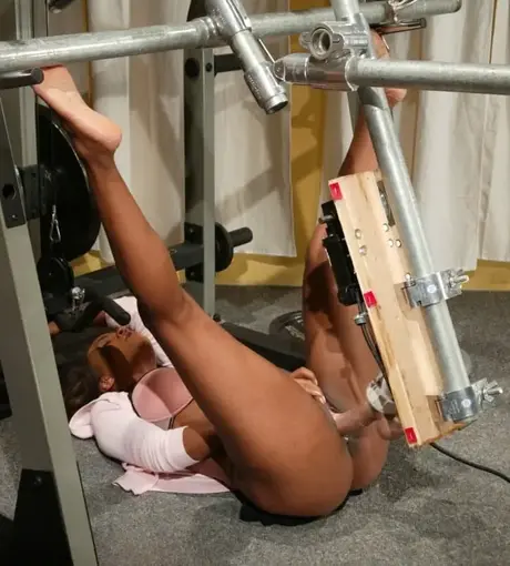 Sinnamon Love, en moden sort performer, åbner sine ben for en dildomaskine