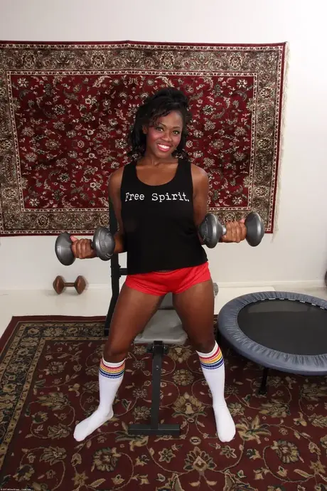Sunny, den sorte MILF, tager sine shorts af og spreder sin barberede fisse