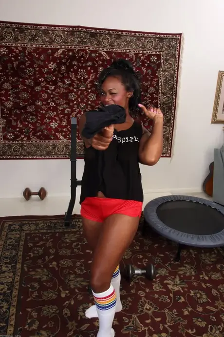 Sunny, den sorte MILF, tager sine shorts af og spreder sin barberede fisse