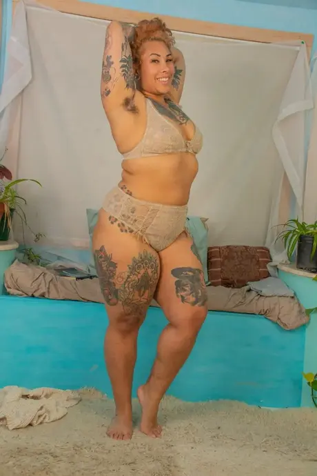 La plantureuse tatouée Valentine Von Bettie se déshabille et écarte sa chatte poilue