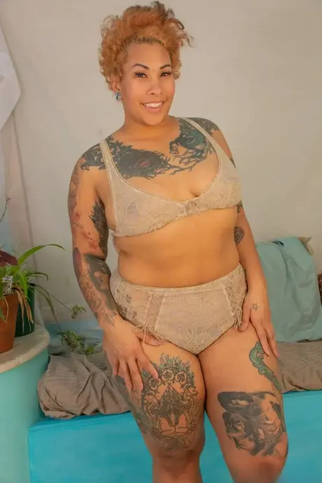 La plantureuse tatouée Valentine Von Bettie se déshabille et écarte sa chatte poilue