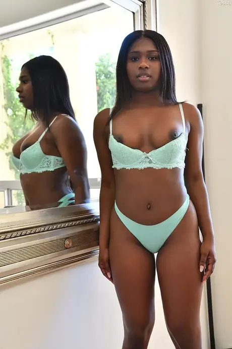 Tessa, la superbe femme noire, retire sa lingerie puis insère un jouet sexuel