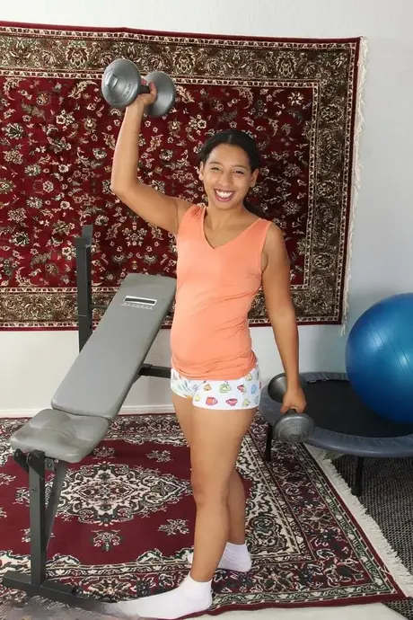 Theresa Long,Latina přes 30 let, si po svléknutí roztáhne píču