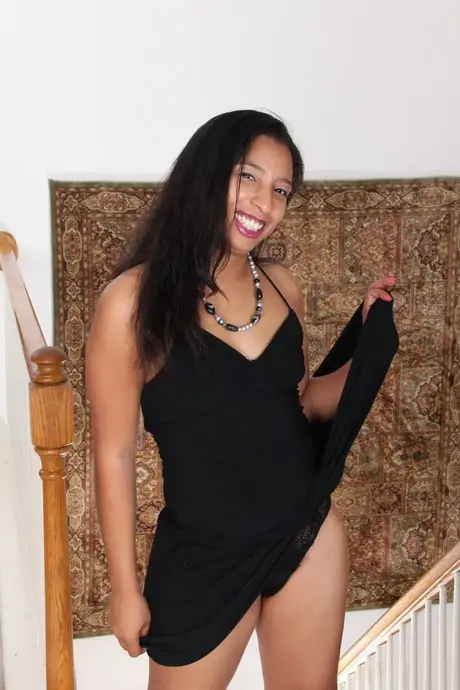 Theresa Long, adolescente noire, se glisse hors de sa robe noire et joue avec son minou poilu