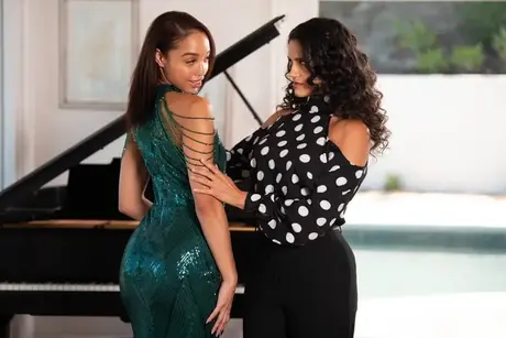 Alexis Tae e Penny Barber in un 69 lesbico
