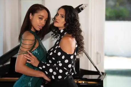 Alexis Tae e Penny Barber in un 69 lesbico